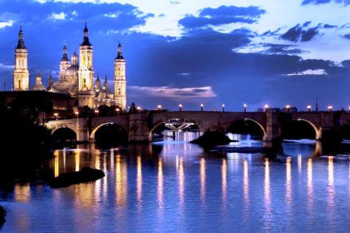 Zaragoza entre los rasgos de su historia