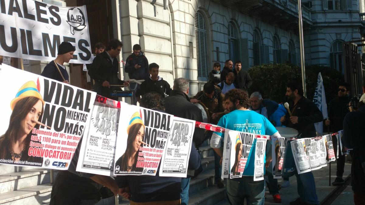Con una insólita medida de fuerza, los judiciales buscan que Vidal les haga una oferta "seria y responsable"