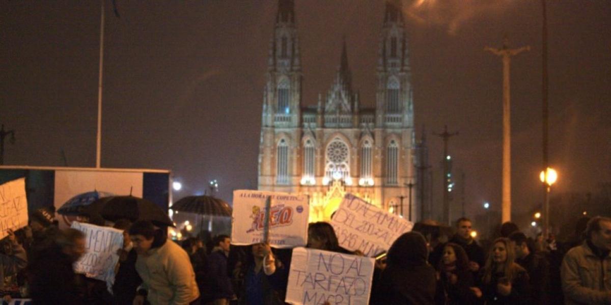 La Plata le dijo "no" al tarifazo y movilizó el centro con pancartas y cacerolas