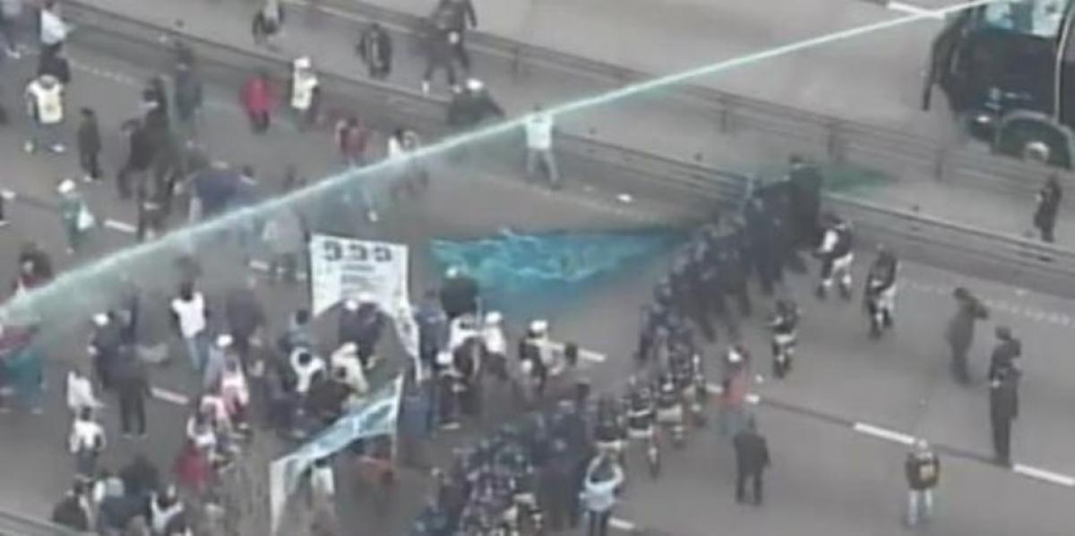 Con camiones hidrantes desalojaron una protesta de jubilados en el Puente Pueyrredón