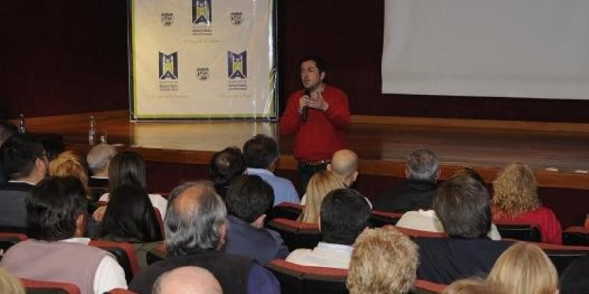 Nardini pidió "perdón" a los municipales por "20 años de desidia" 