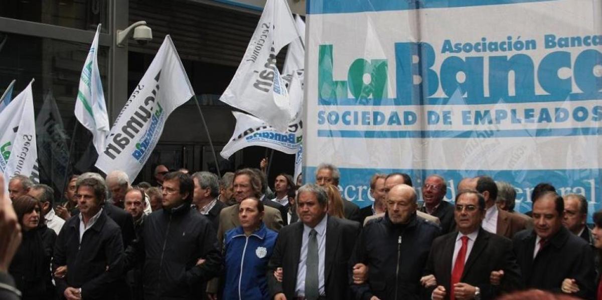 Bancarios pararon hoy, lo harán mañana y amenazan con más medidas de fuerza a fin de mes