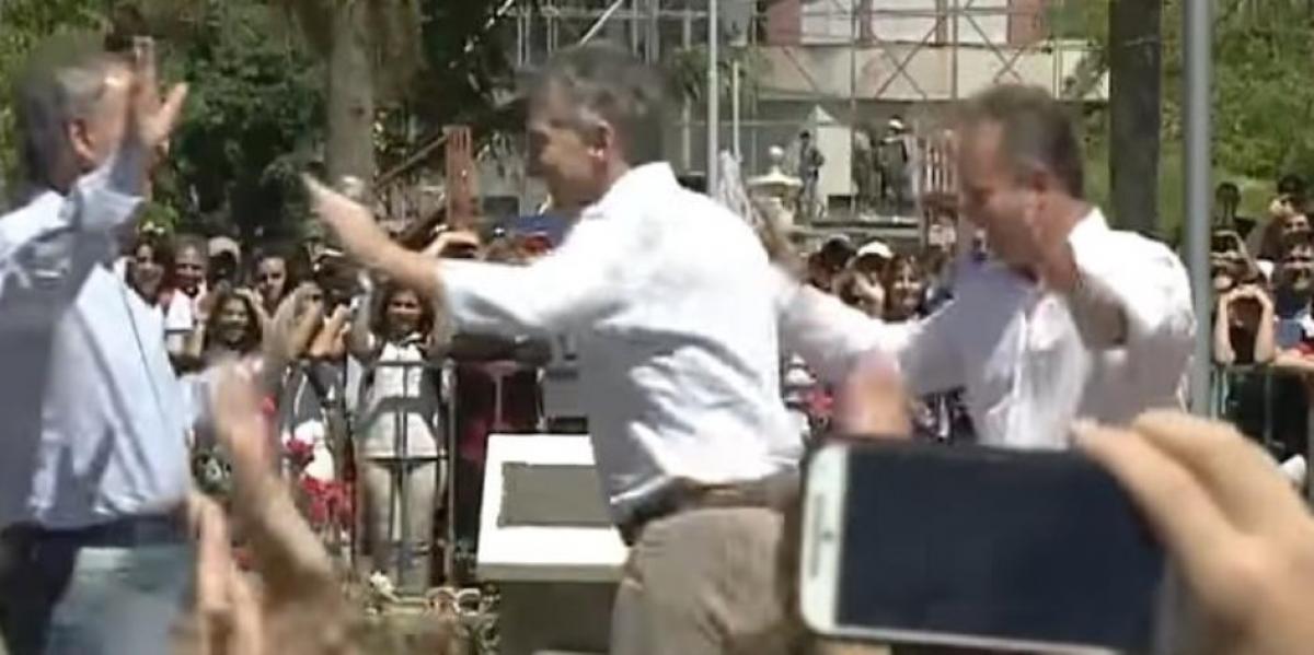 Macri bailó Gilda junto al Gobernador de Córdoba e hizo arengar a chicos de la escuela primaria "sí, se puede" 