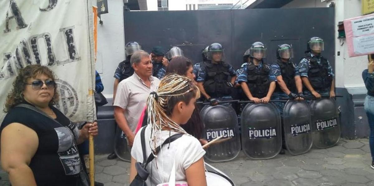 Trabajadores de la Salud denuncian "golpes" por parte de la policía y esperan ser recibidos por autoridades del Ministerio bonaerense