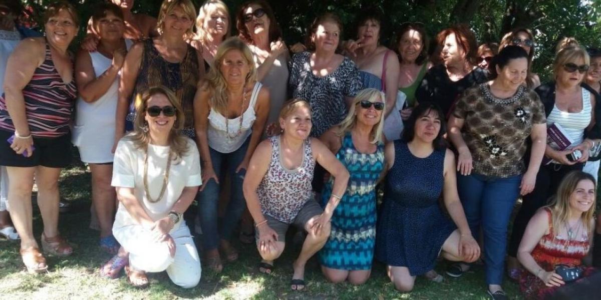 Mujeres de múltiples partidos políticos reunidas para elaborar una agenda común para el 2017