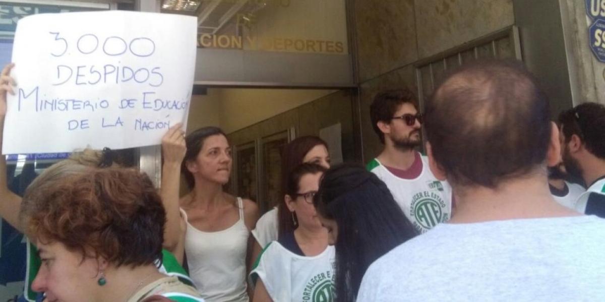 Continúa la toma pacífica en el Ministerio de Educación de la Nación en repudio a los despidos programados por Bullrich