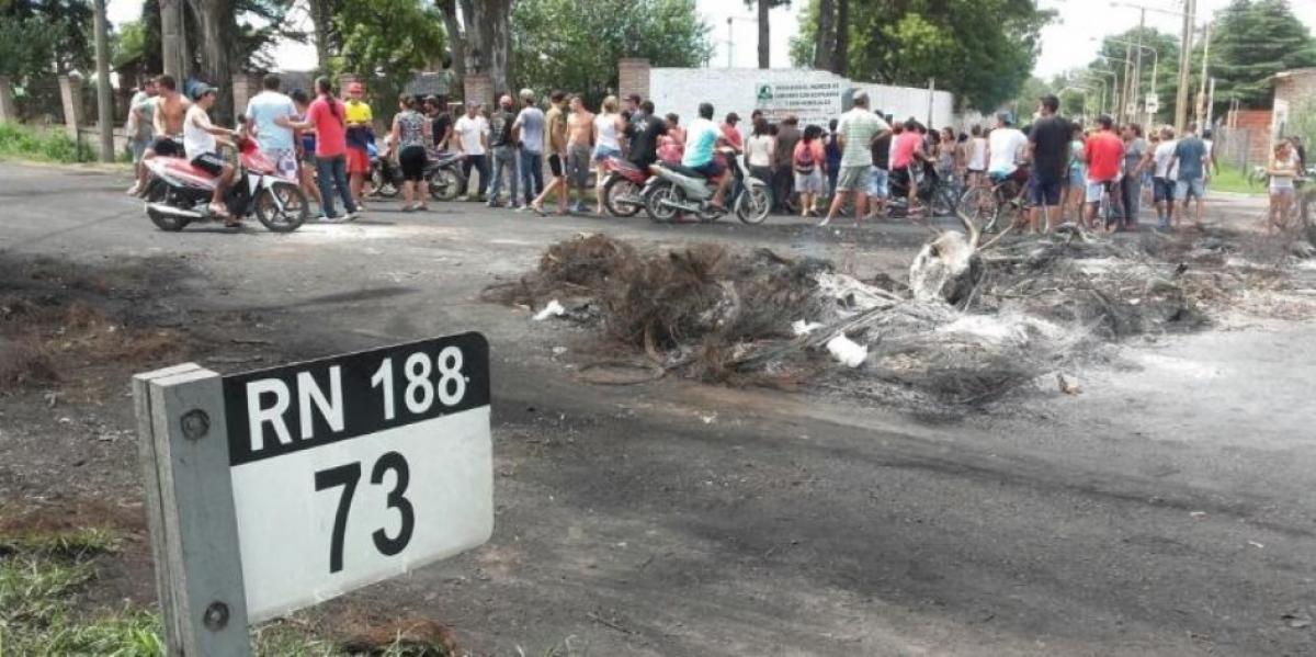 Vecinos inundados de Pergamino cortaron rutas y puentes durante dos días