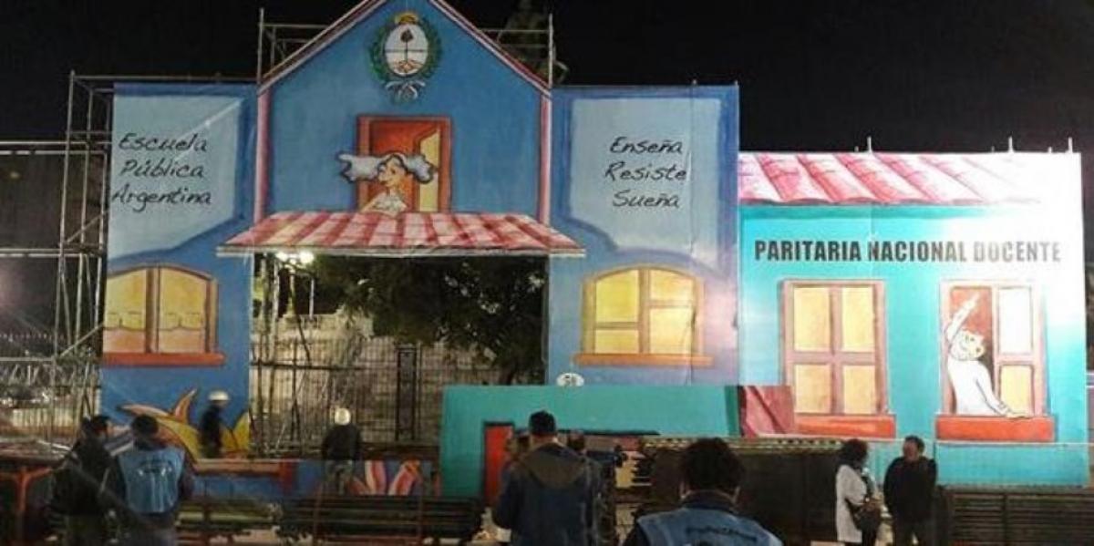 Tras la represión, docentes inauguran la carpa "Escuela Itinerante"