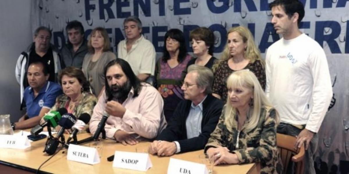 Idas y vueltas quedó suspendido el fallo que ordenaba al gobierno devolver los descuentos a los docentes