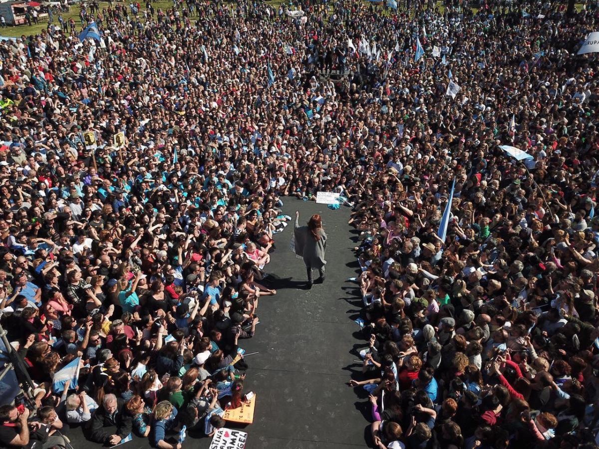 CFK deseó que "ganen las políticas que han hecho a la felicidad del pueblo"