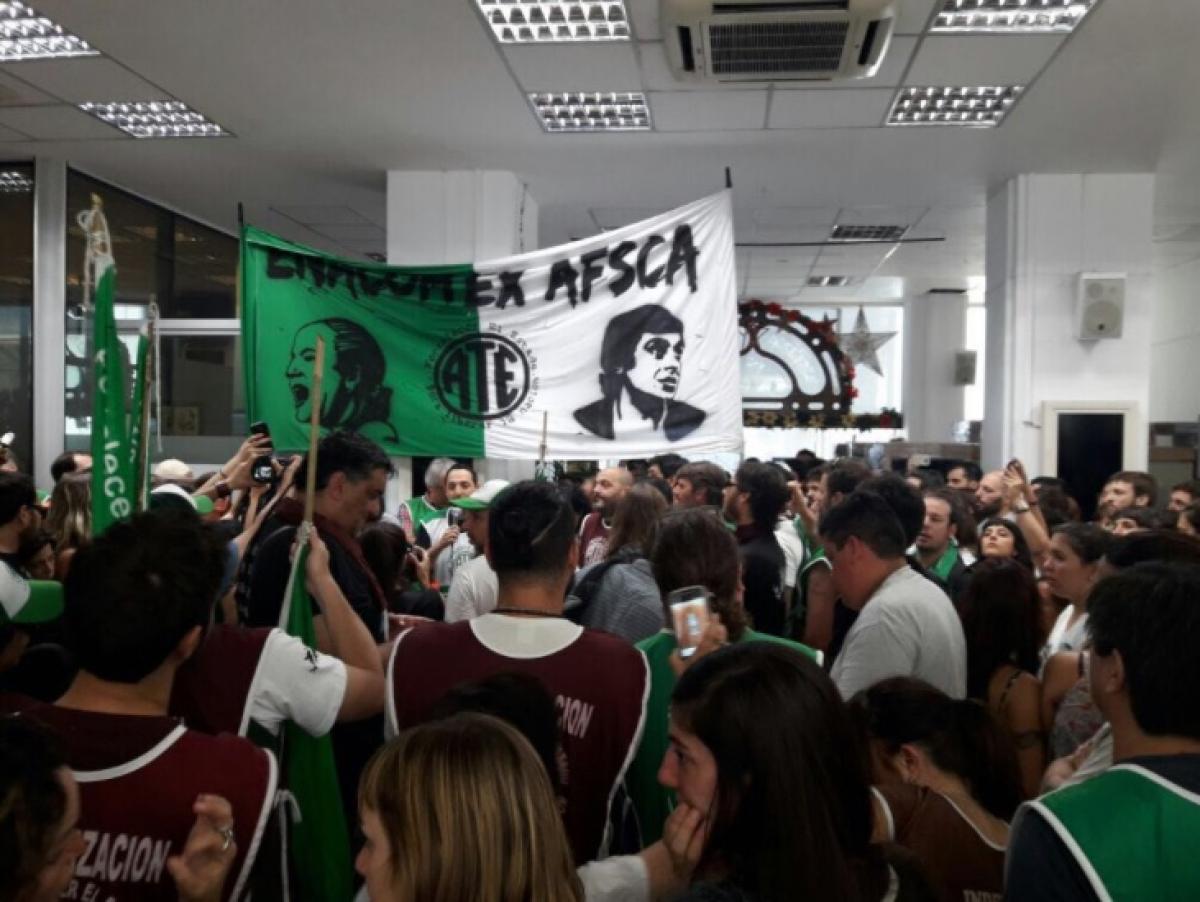 Trabajadores tomaron el ENACOM en repudio a los 165 despidos