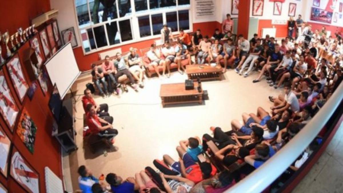 Abusos en River: una carta da detalles de los ofrecimientos sexuales y se acusa a un fotógrafo