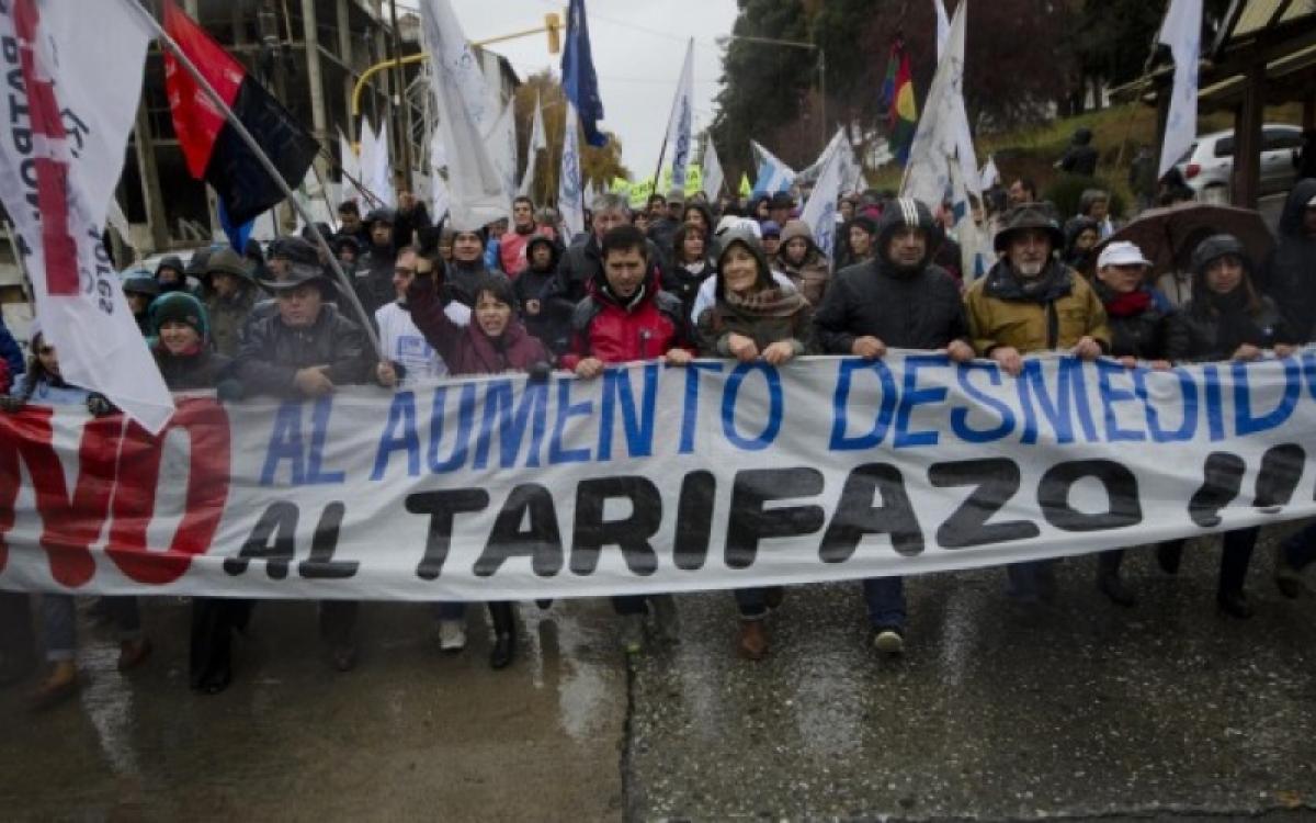 Los más pobres destinan el 20% del sueldo en pagar luz, gas, agua y transporte