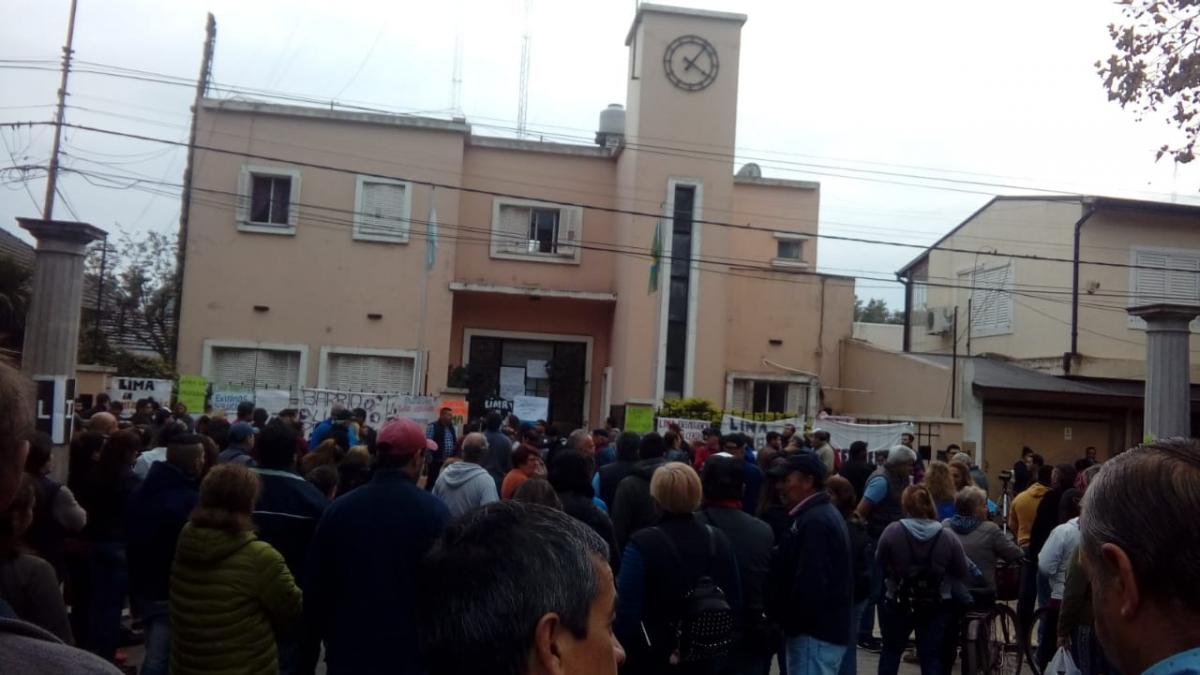 Zárate: Vecinos tomaron la delegación de Lima y le piden a Cáffaro que se siente a dialogar