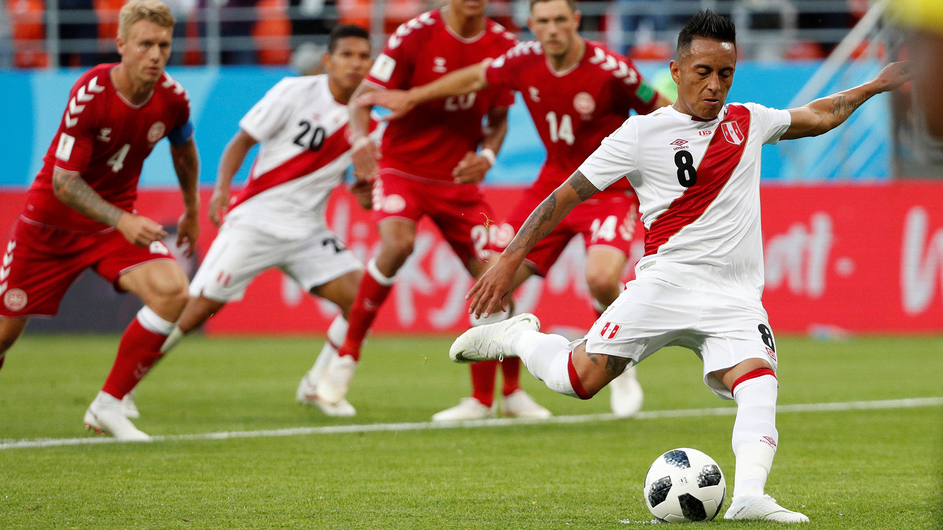Dinamarca amargó la fiesta de Perú