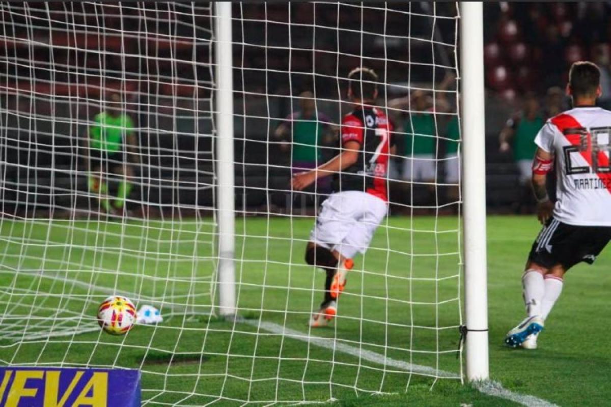 Colón cortó el invicto de River