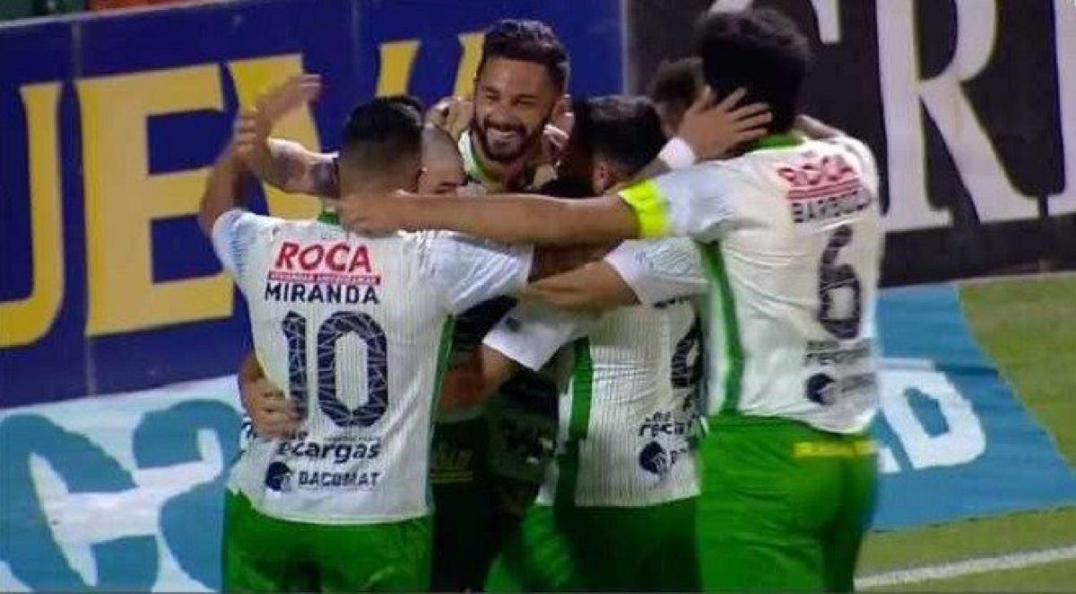 Defensa venció sobre la hora a San Martín de San Juan y sueña con la Supeliga
