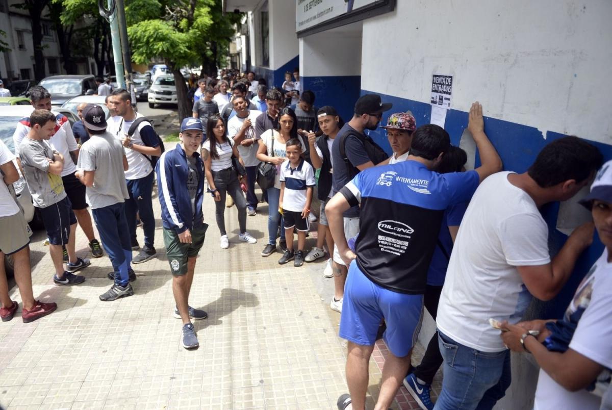 Los hinchas del Lobo empezaron a comprar su tickets