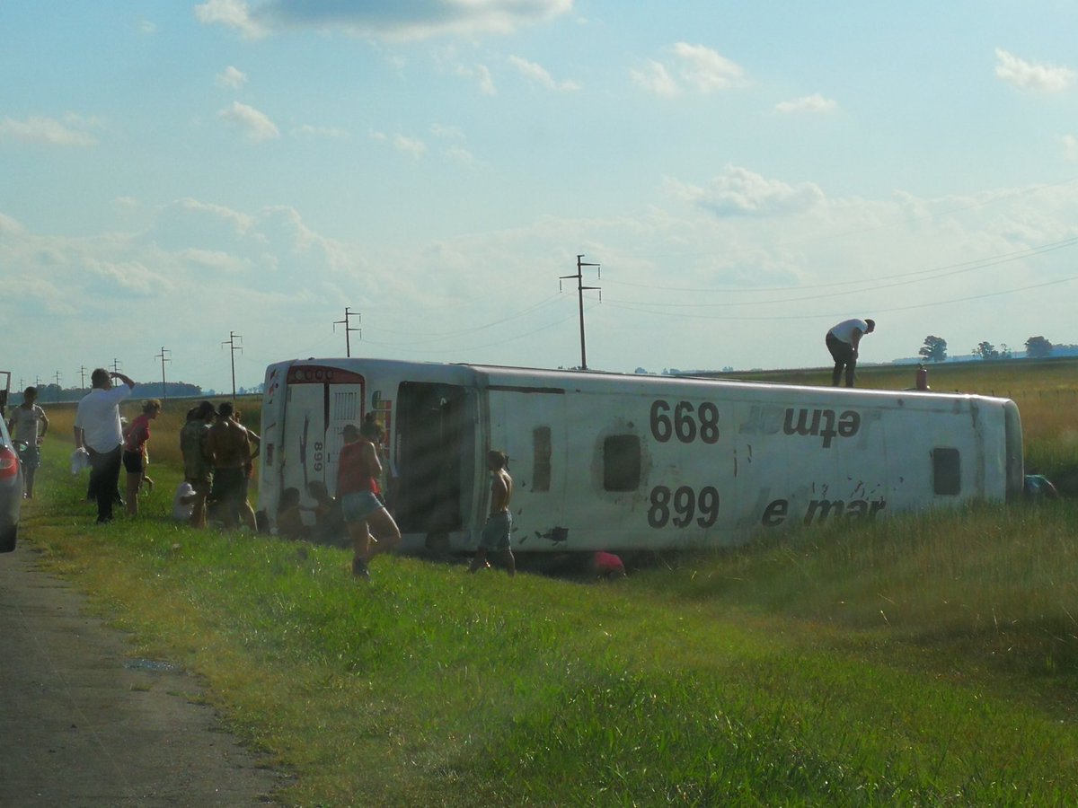 Tragedia en Ruta 3: volcó un colectivo que iba de Bahía a La Plata, hay 5 muertos y 28 heridos
