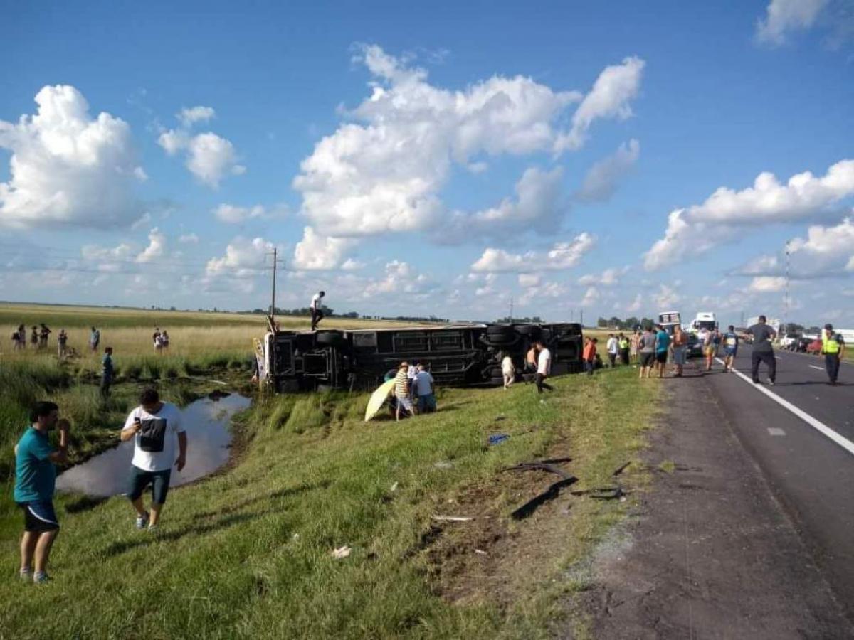 Tragedia en Ruta 3: volcó un colectivo que iba de Bahía a La Plata, hay 5 muertos y 28 heridos