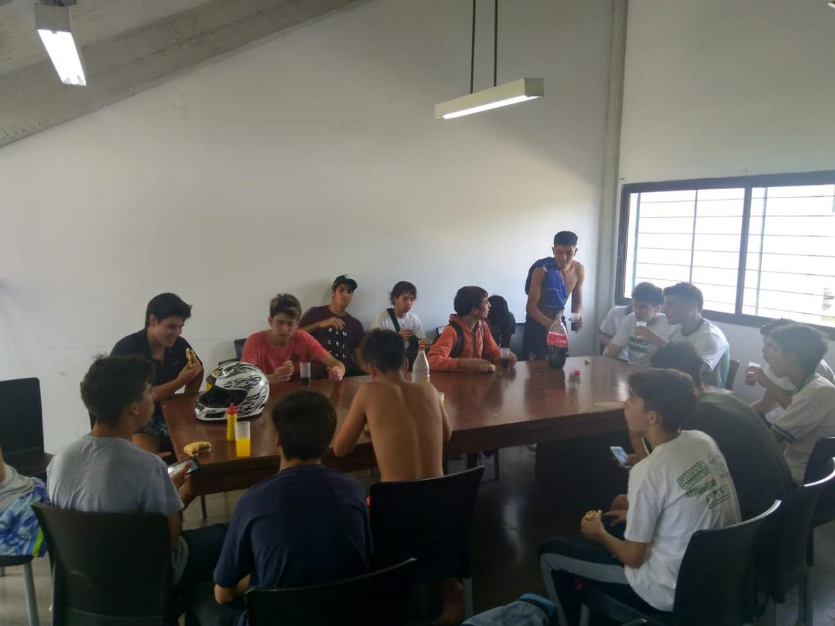 En medio de la crisis, un club de Chascomús ayuda a los chicos con el almuerzo y la merienda