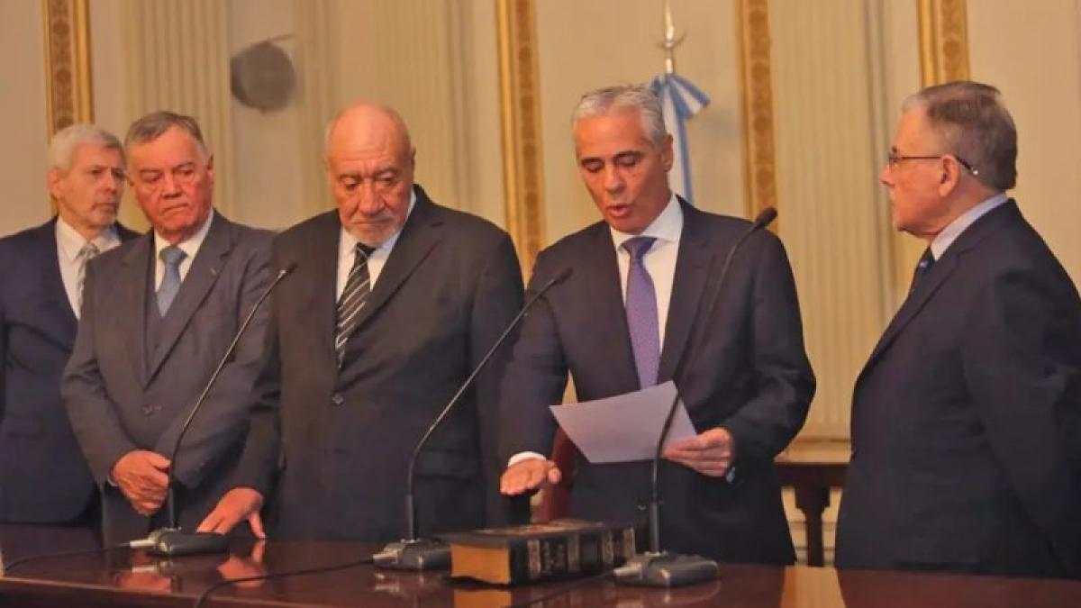 En medio de protestas, asumió el juez Sergio Torres a la Corte bonaerense