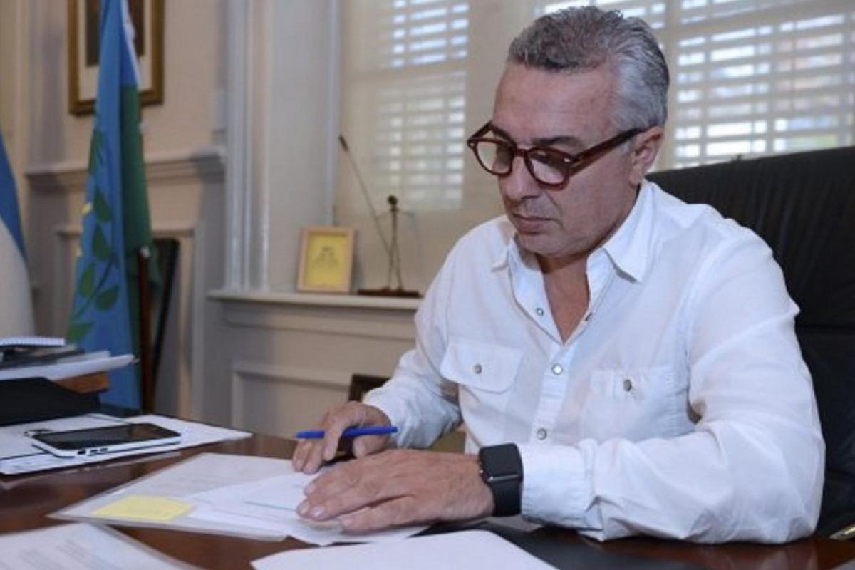 Julio Zamora resiste al intento de dejarlo fuera de juego en Tigre