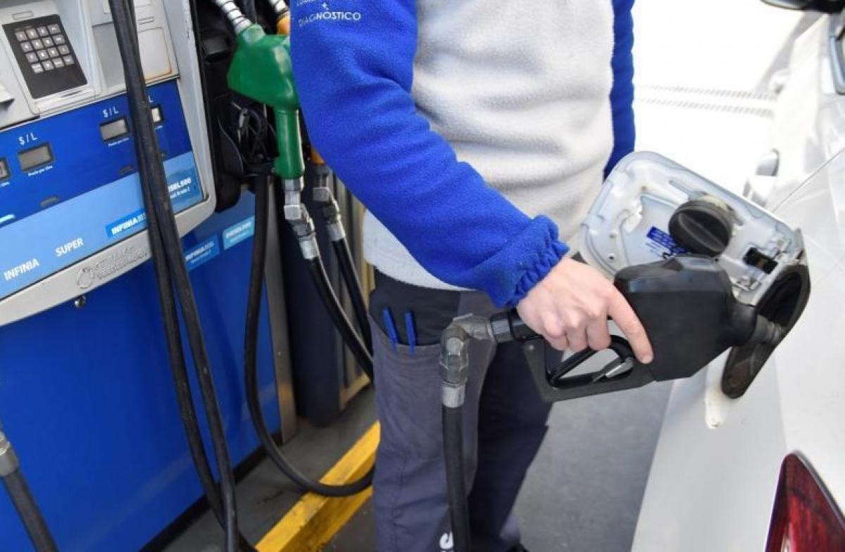 El Gobierno atenuará el aumento a combustibles hasta después de las PASO