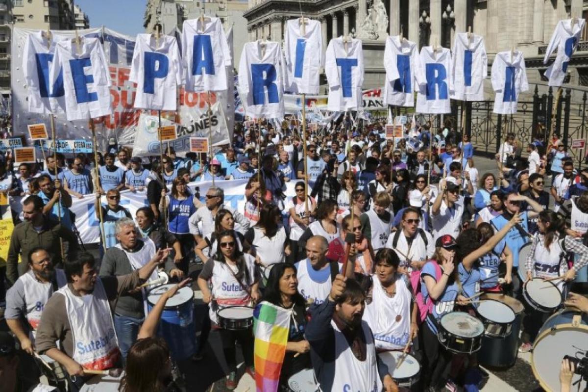 Tras la brutal devaluación, docentes, médicos y judiciales le piden a Vidal la "reapertura de paritarias"