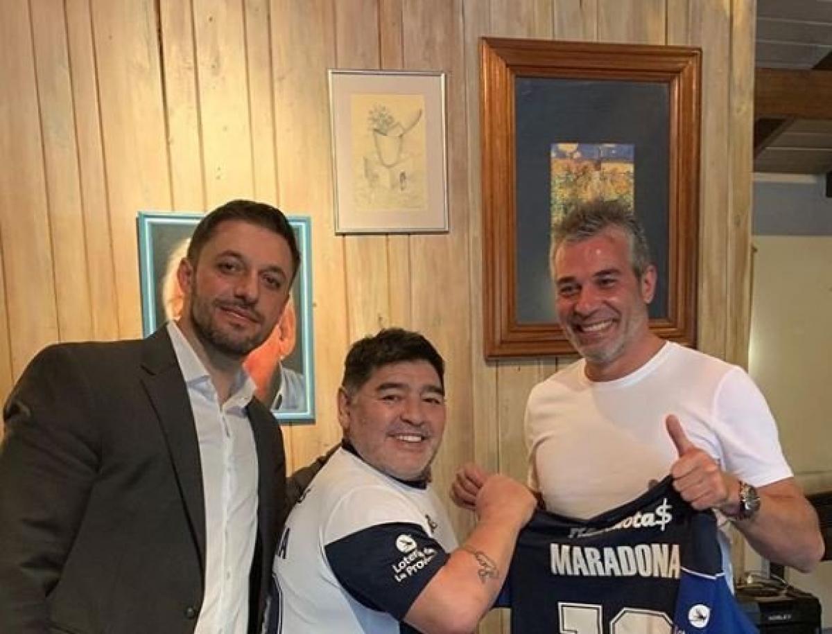 Llegó el día: Presentan a Diego Armando Maradona en Gimnasia