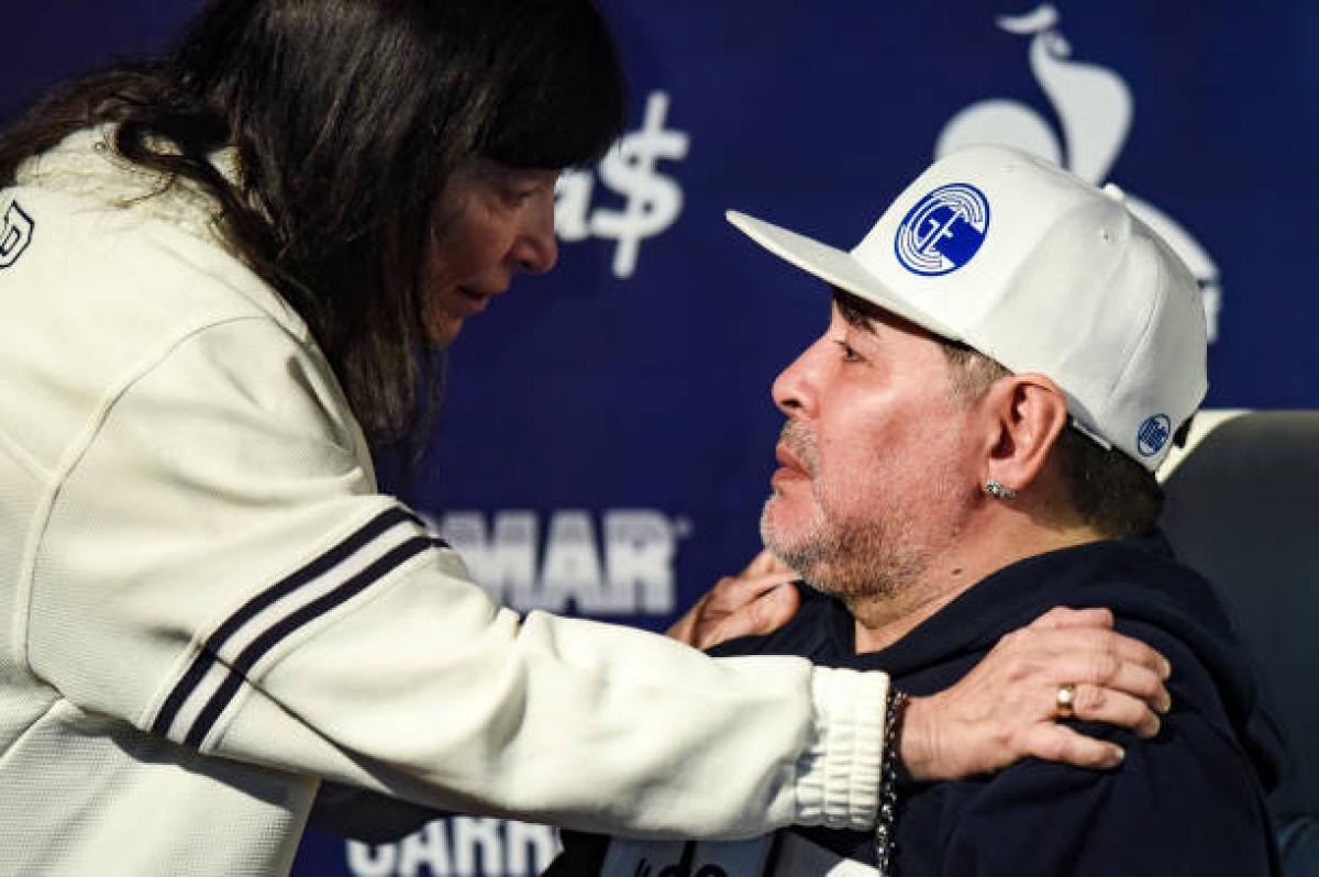 La hermana de Cristina saludo a Maradona y le obsequió un llavero de su madre
