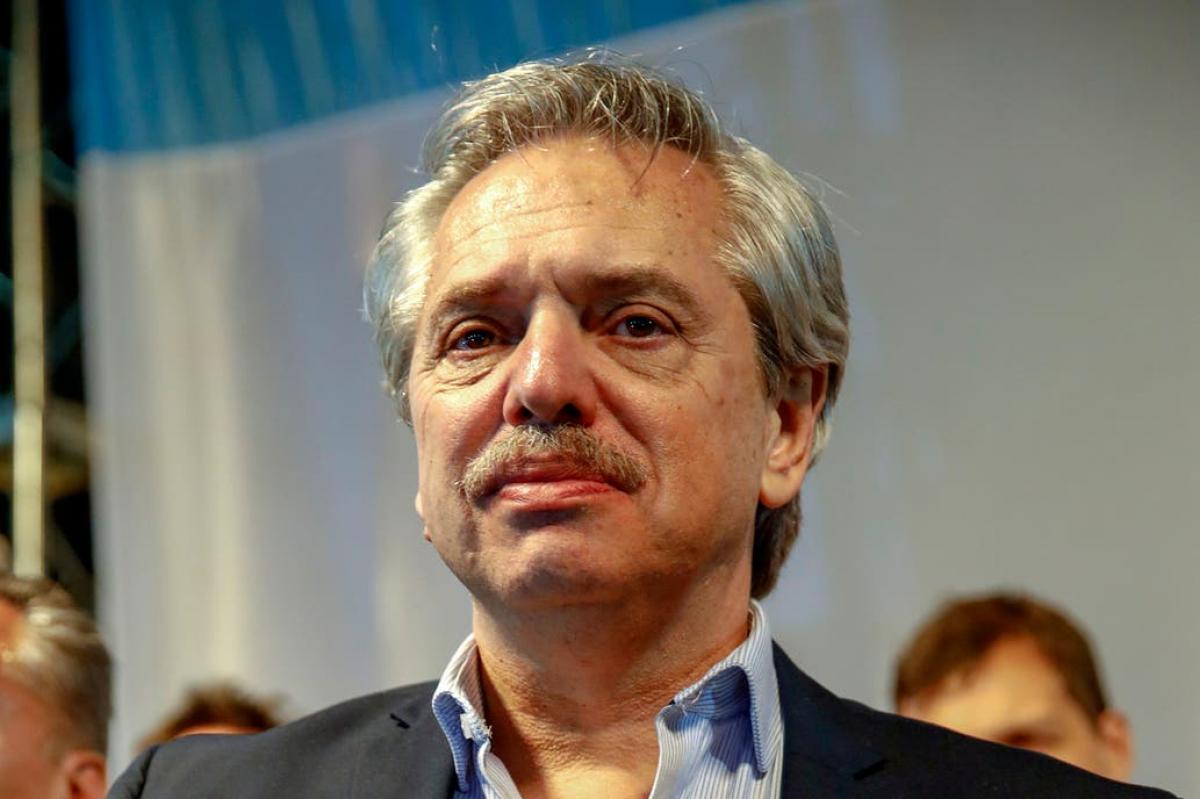 Fernández regresó de Europa y reconoció que "hace tiempo" que no habla con Macri