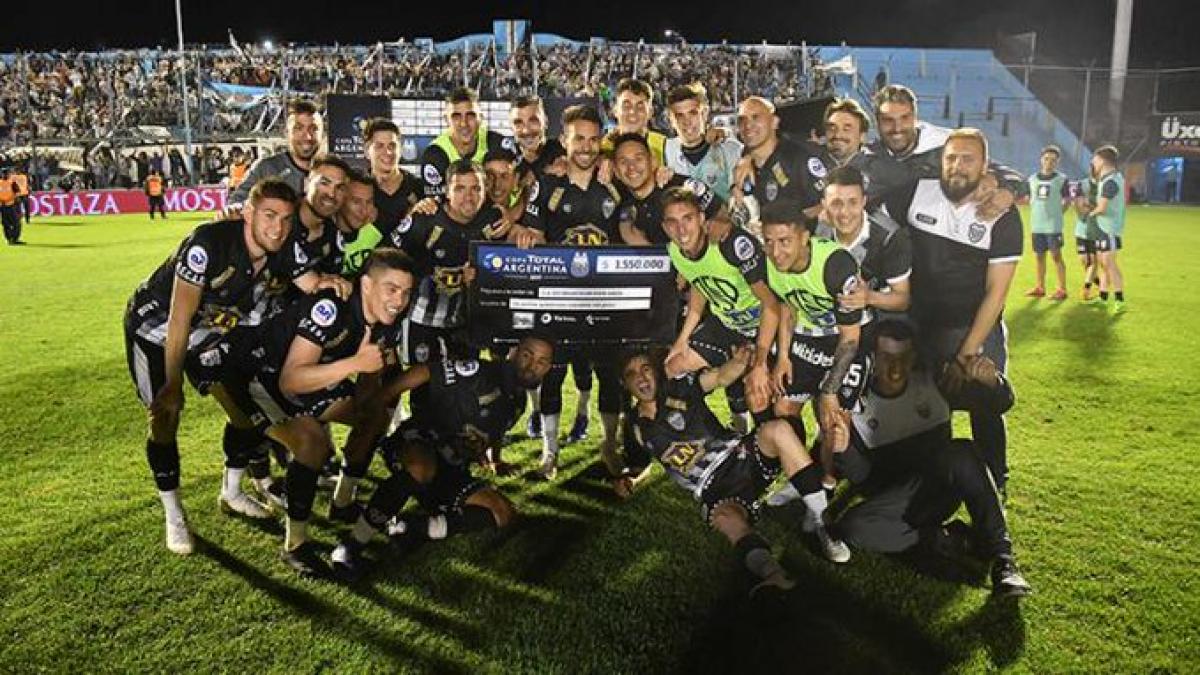 Sufriendo, Estudiantes de Caseros paró el sueño de Real Pilar en Copa Argentina