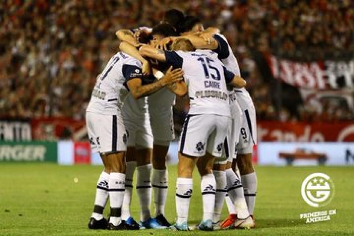 Fiesta completa para Maradona en Rosario