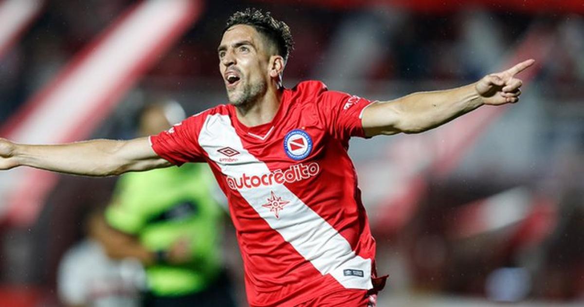Argentinos ganó y es puntero con Boca