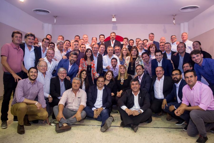 Cornejo construye liderazgo en la futura oposición