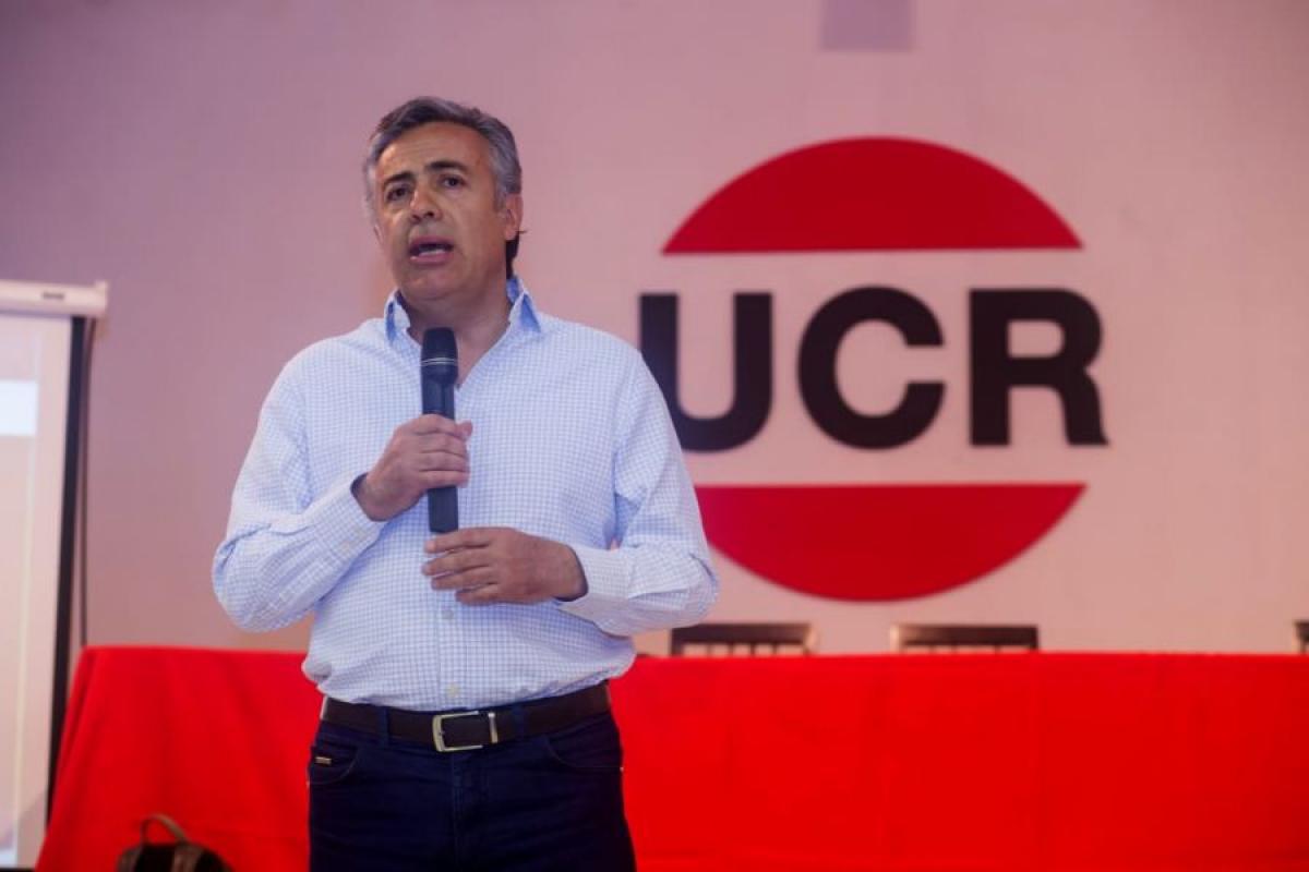 Cornejo construye liderazgo en la futura oposición
