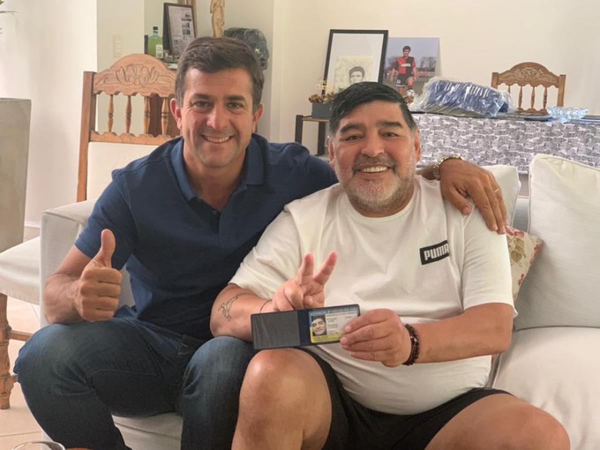 Gribaudo se encontró con Maradona y le entregó el carne de socio