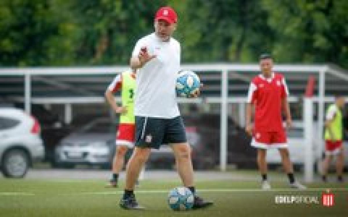 Milito siguió con las pruebas en City Bell