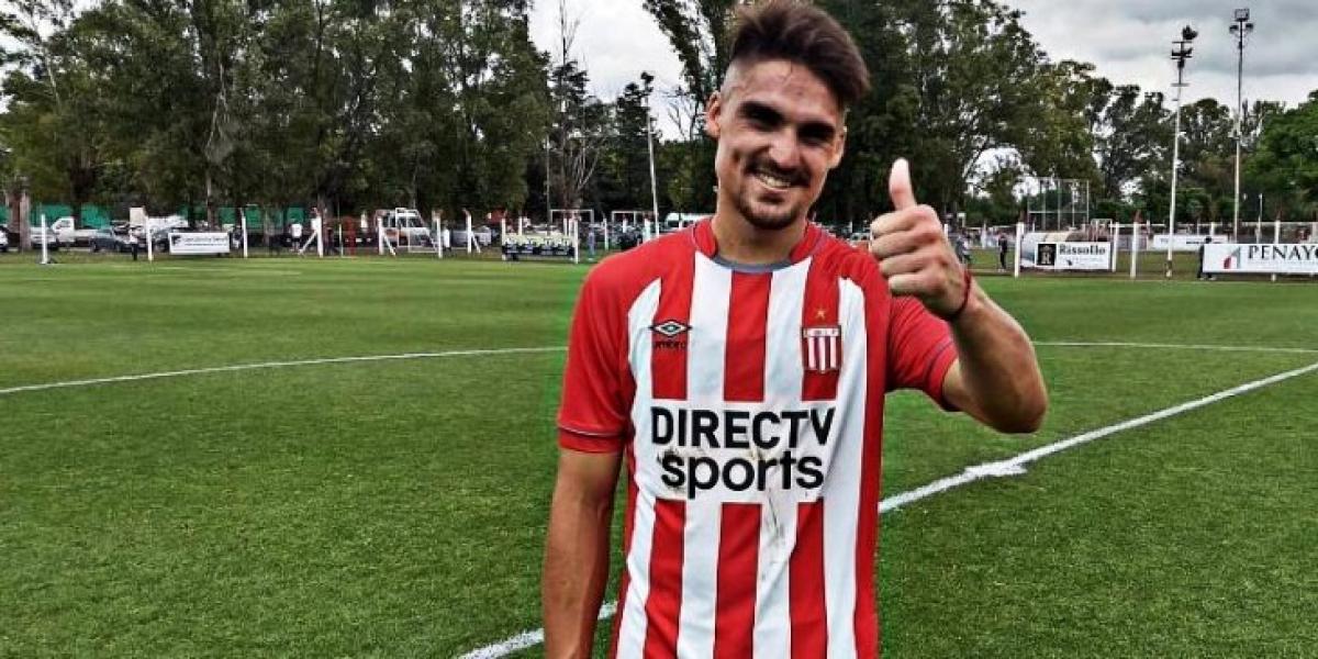 Guzmán estampó la firma en su primer contrato profesional