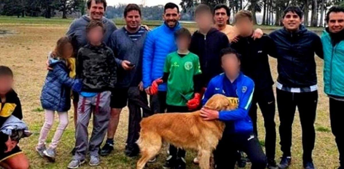 Tevez envuelto en una polémica por una foto: sin respetar la distancia y con un ex candidato a intendente de Maipú