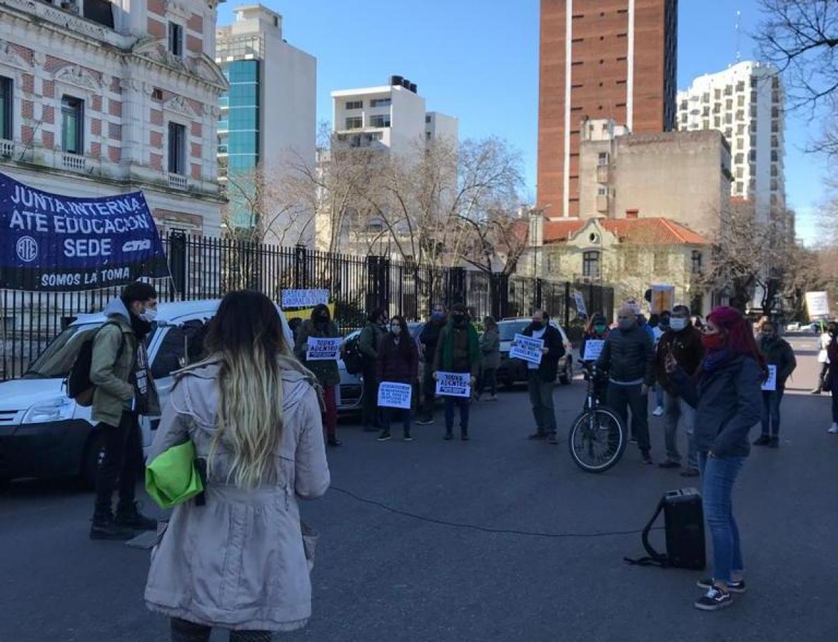 Trabajadores despedidos de Provincia exigen ser reincorporados