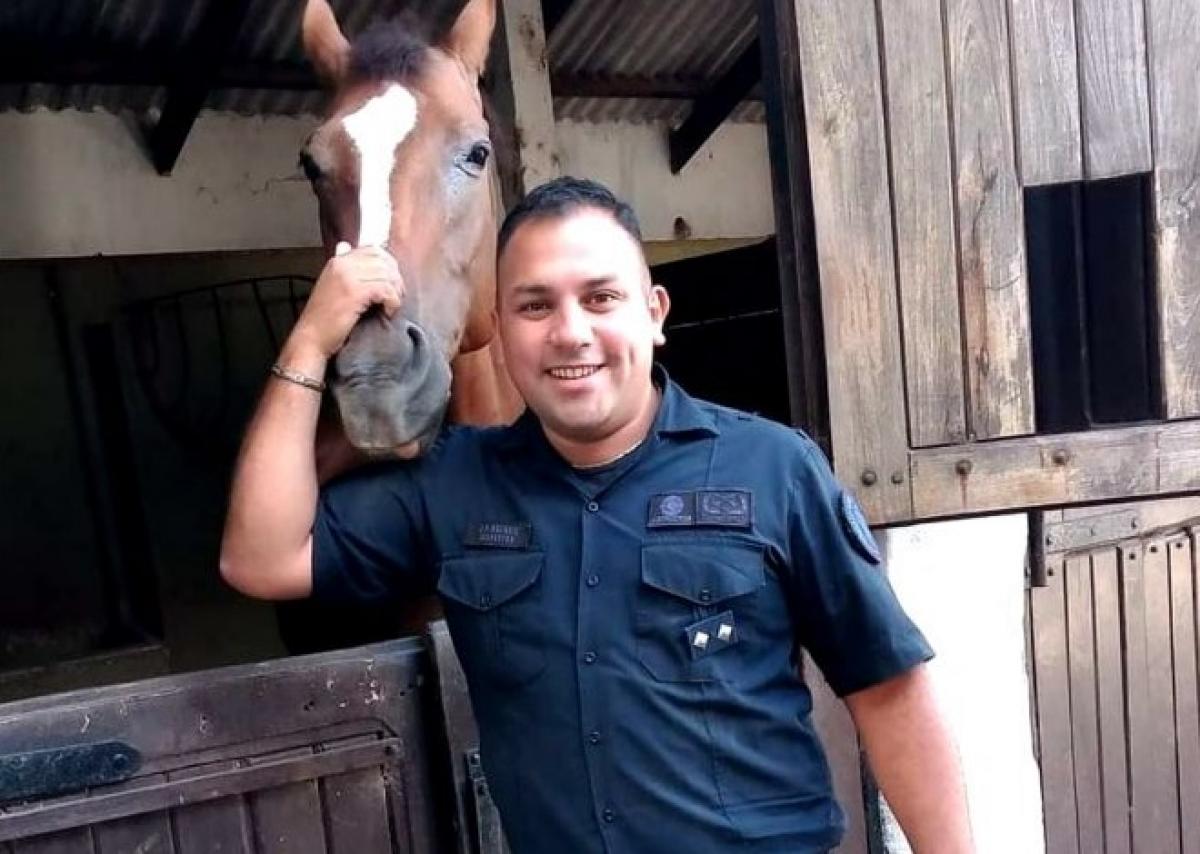 Fernández se solidarizó con familiares de un policía asesinado