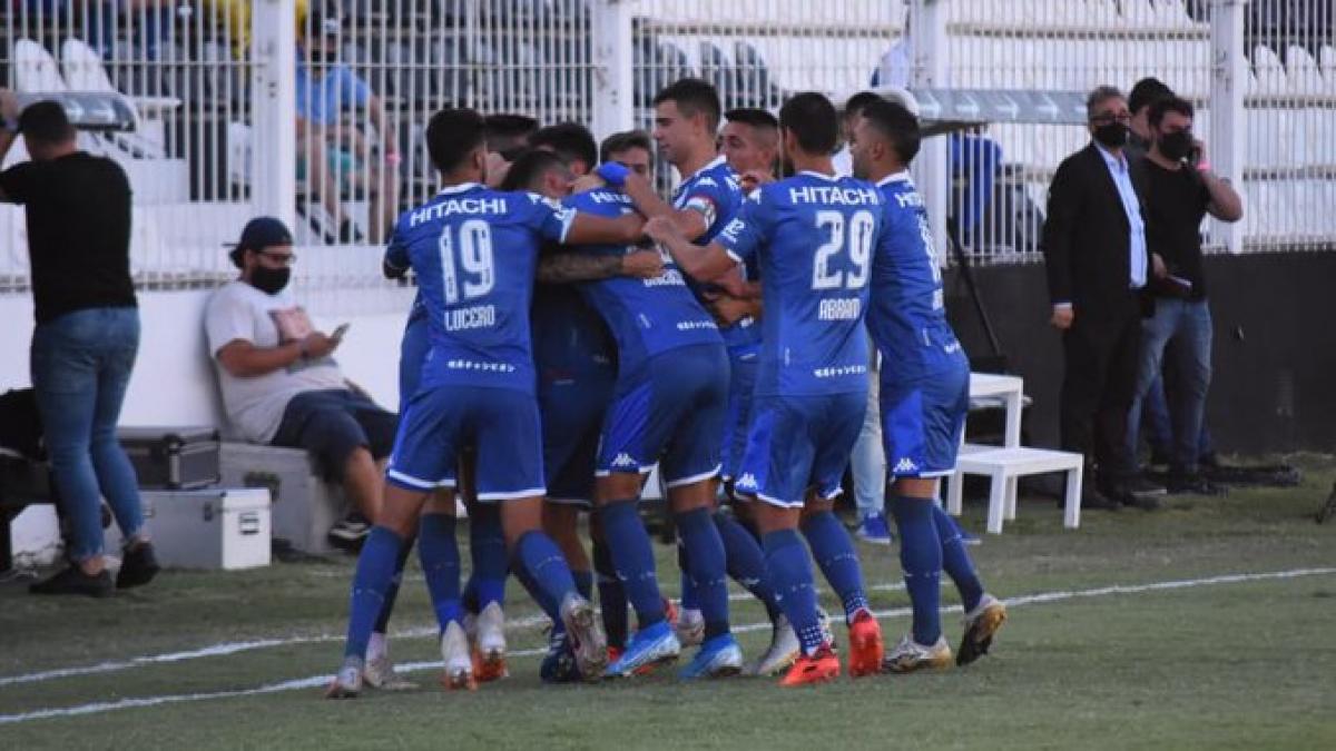 Vélez ganó en Santiago del Estero y es líder