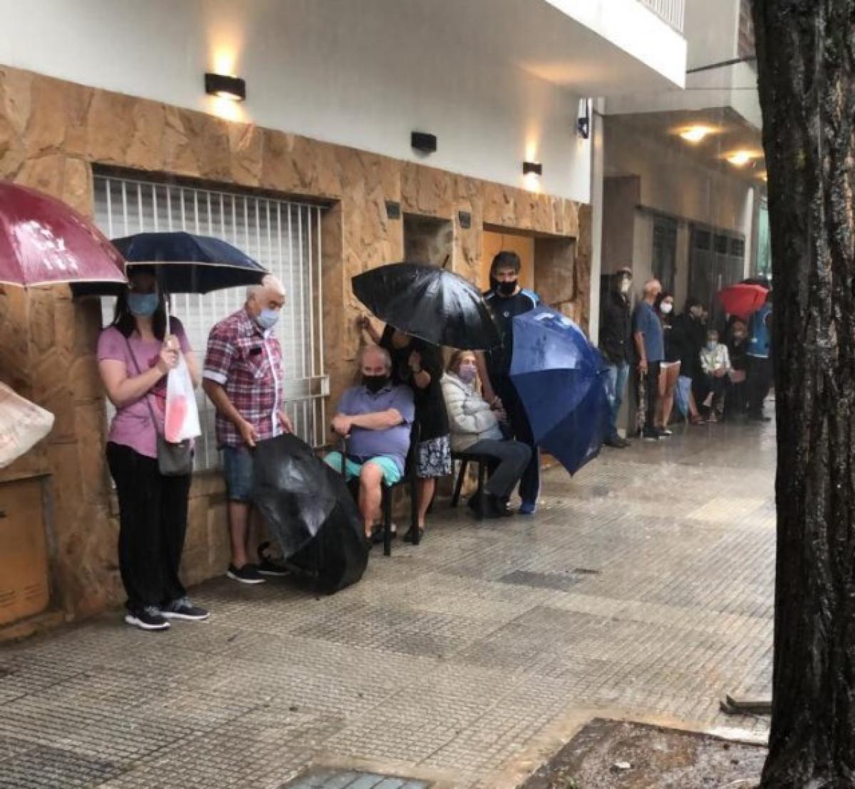 Adultos mayores de CABA tuvieron que esperar la vacuna parados bajo la lluvia