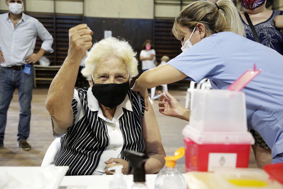 La oposición fracasó en la campaña antivacuna: Provincia ya superó los 3 millones de inscriptos