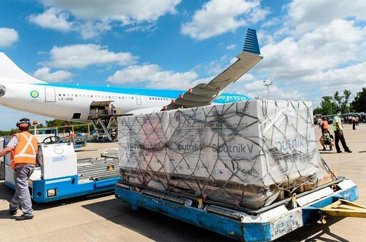 Parte otro vuelo a Moscú en  búsqueda de nuevas provisiones de Sputnik V
