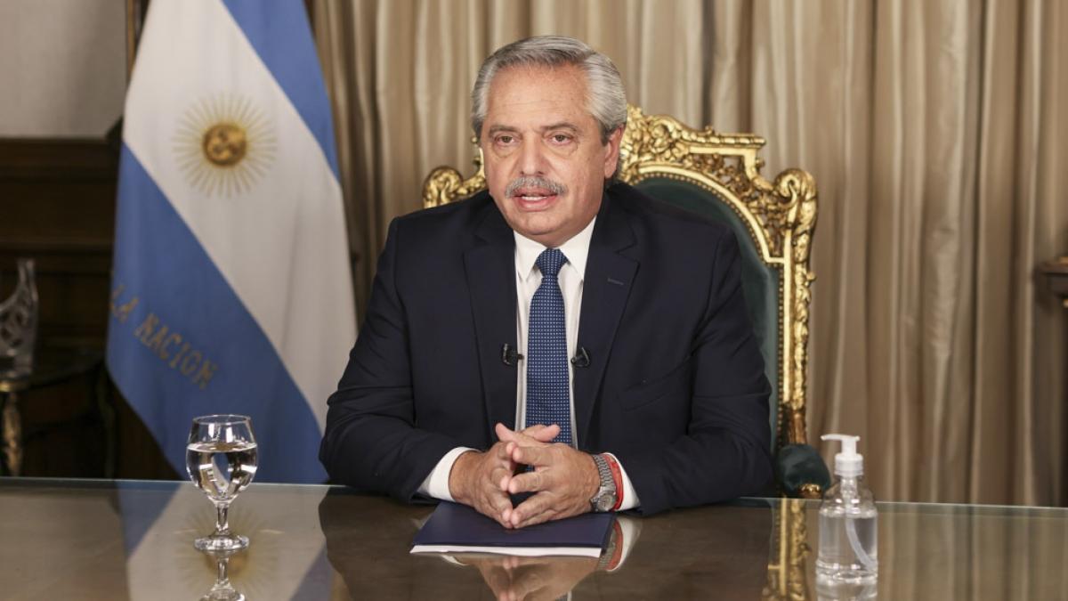 Fernández en alerta por la falta de vacunas llamó a "extremar cuidados"