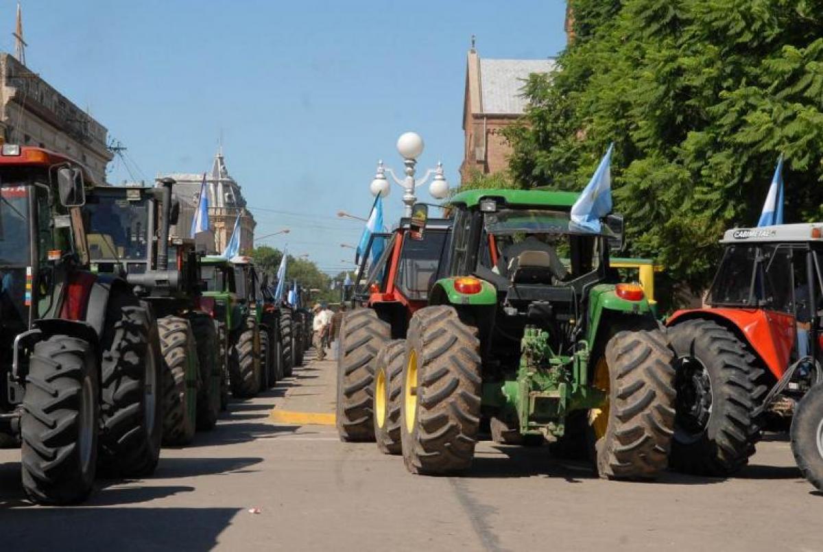 El Gobierno admitió que analiza subir las retenciones y las entidades agrarias salieron al cruce