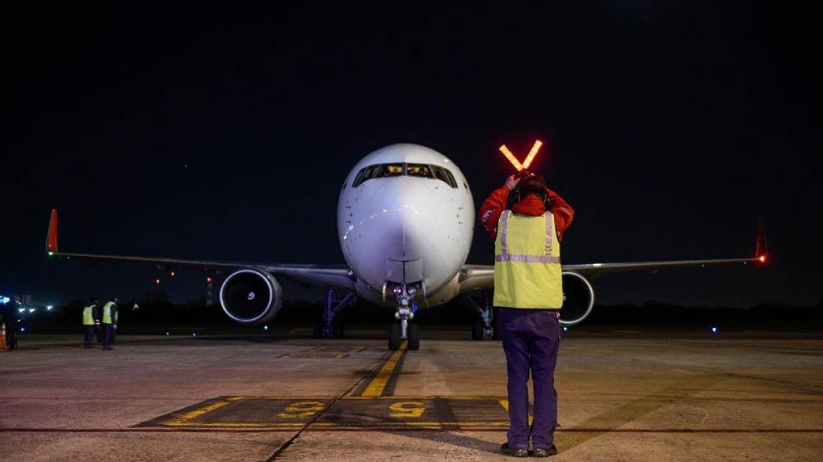 Récord de vacunas en un solo vuelo: llegaron 2,1 millones de dosis de Astrazeneca